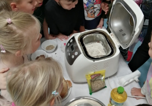 dzieci obserwują wyrabianie ciasta